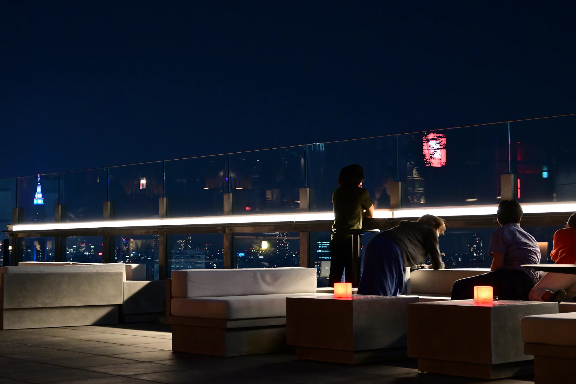 Sfeervol loungeterras bij avondlicht