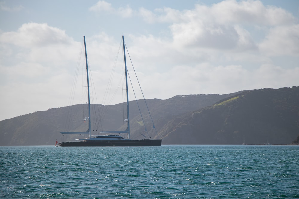 Velero blanco en el mar azul durante el día