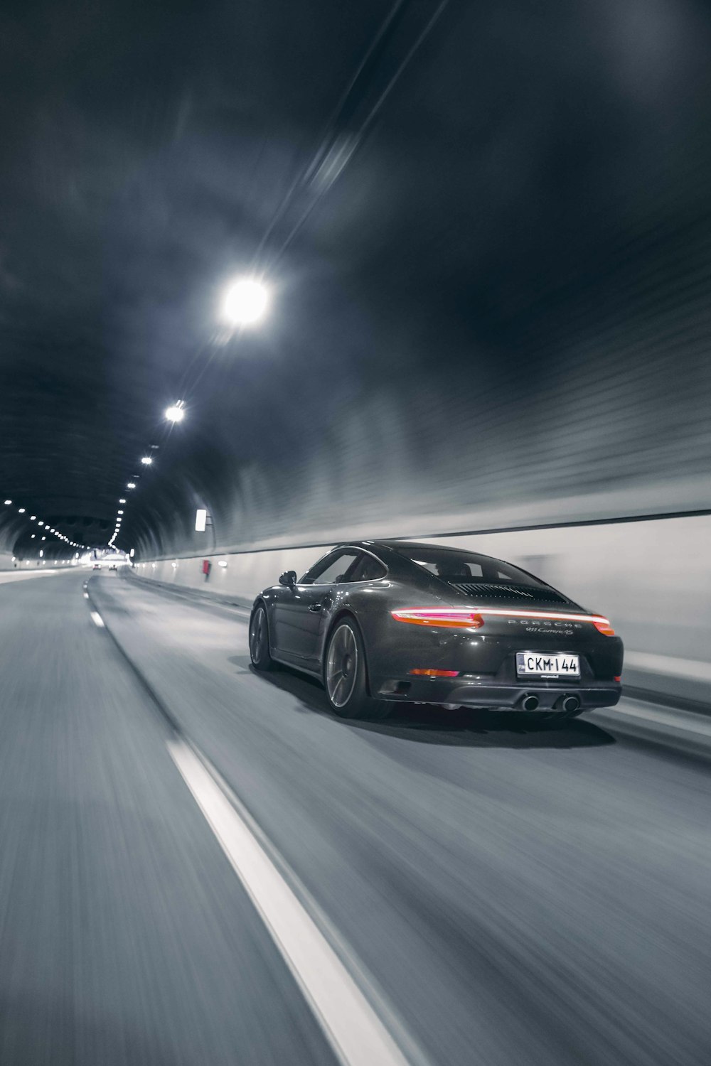 Audi R 8 negro en carretera durante la noche
