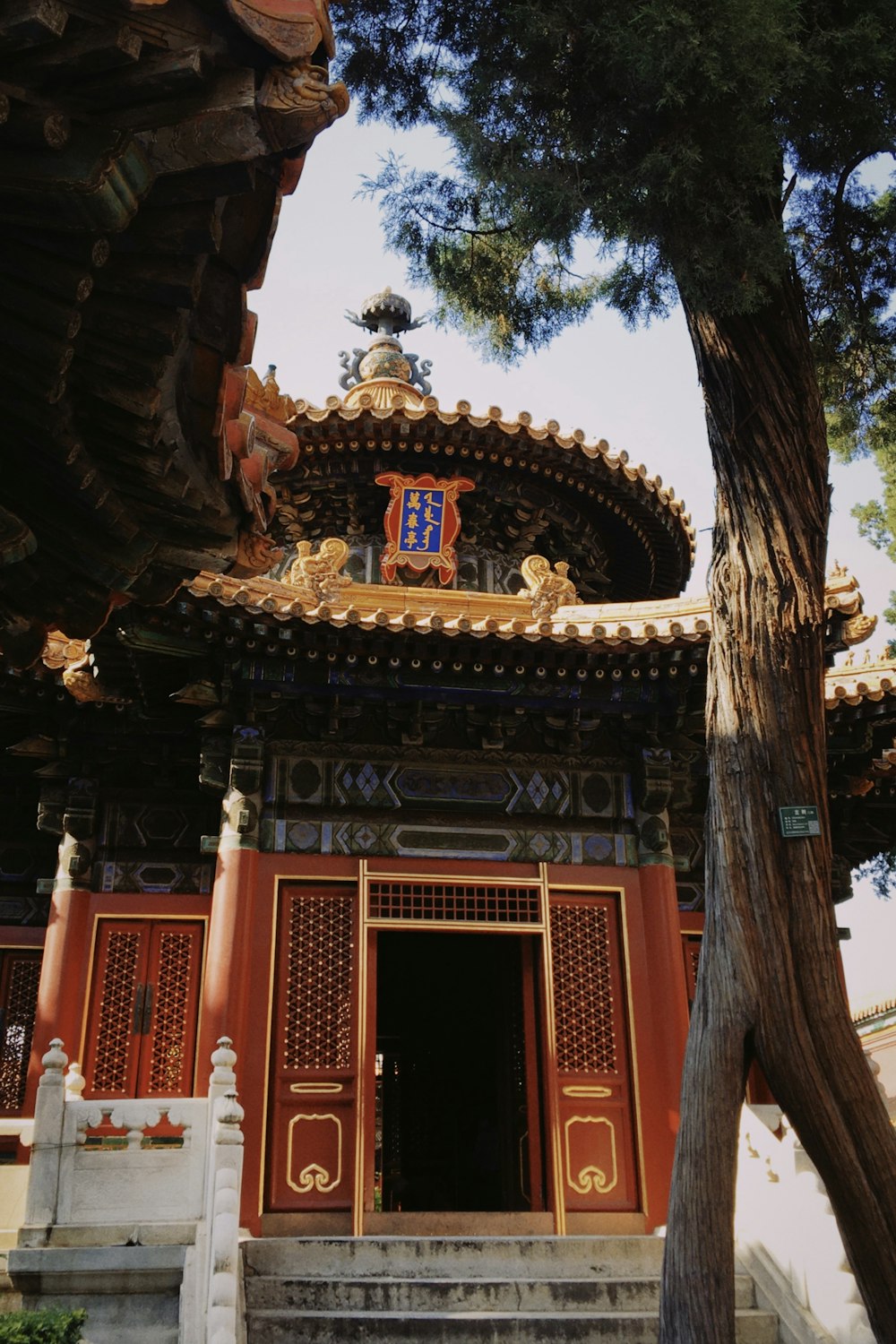 Templo marrón y negro durante el día