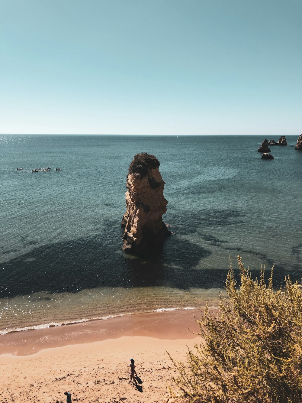 昼間の海上の茶色の岩層