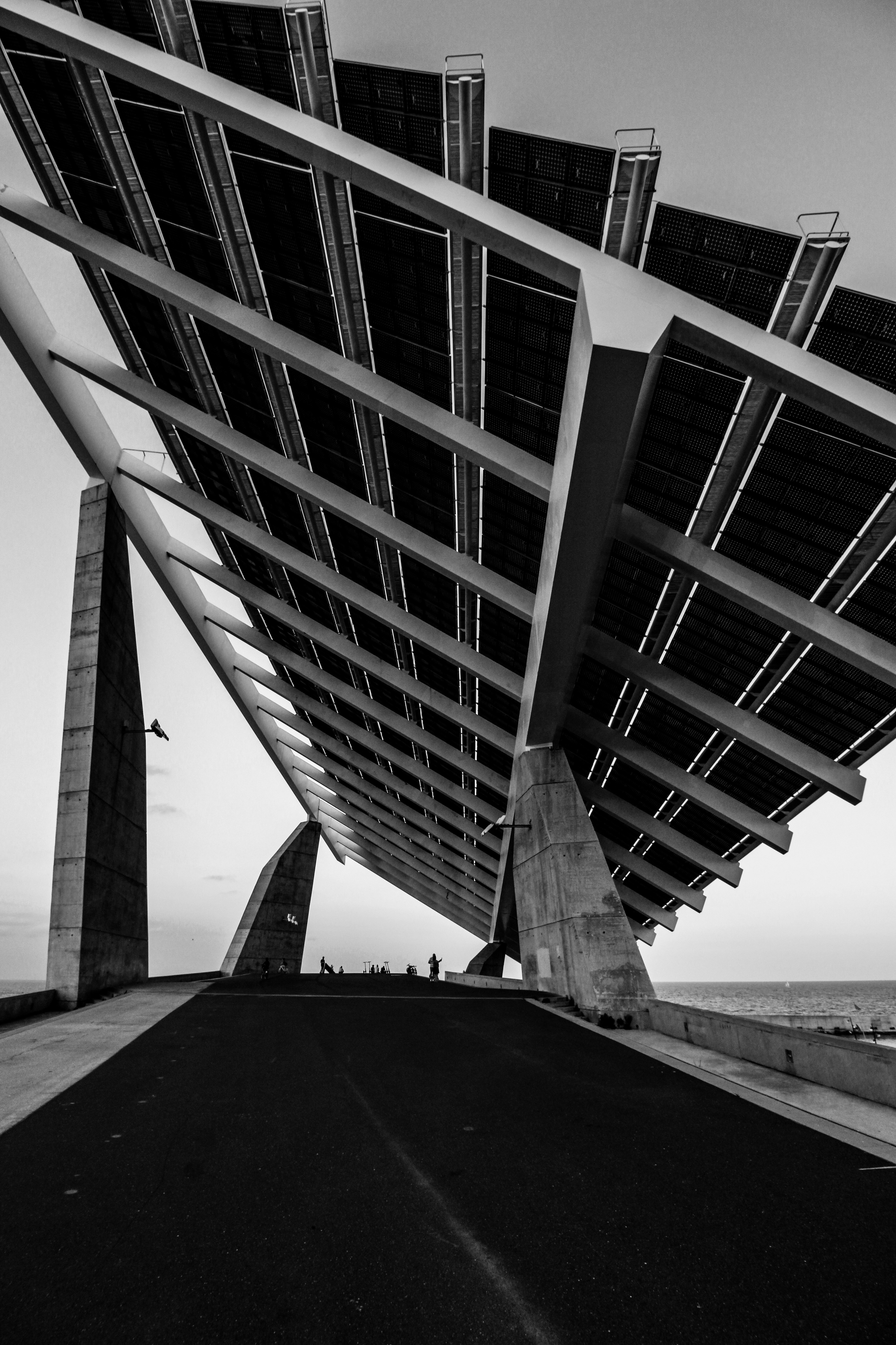Vista lateral de la instalación solar mostrando la estructura de montaje resistente al viento