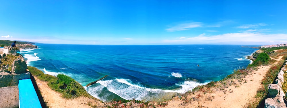 mar azul sob o céu azul durante o dia