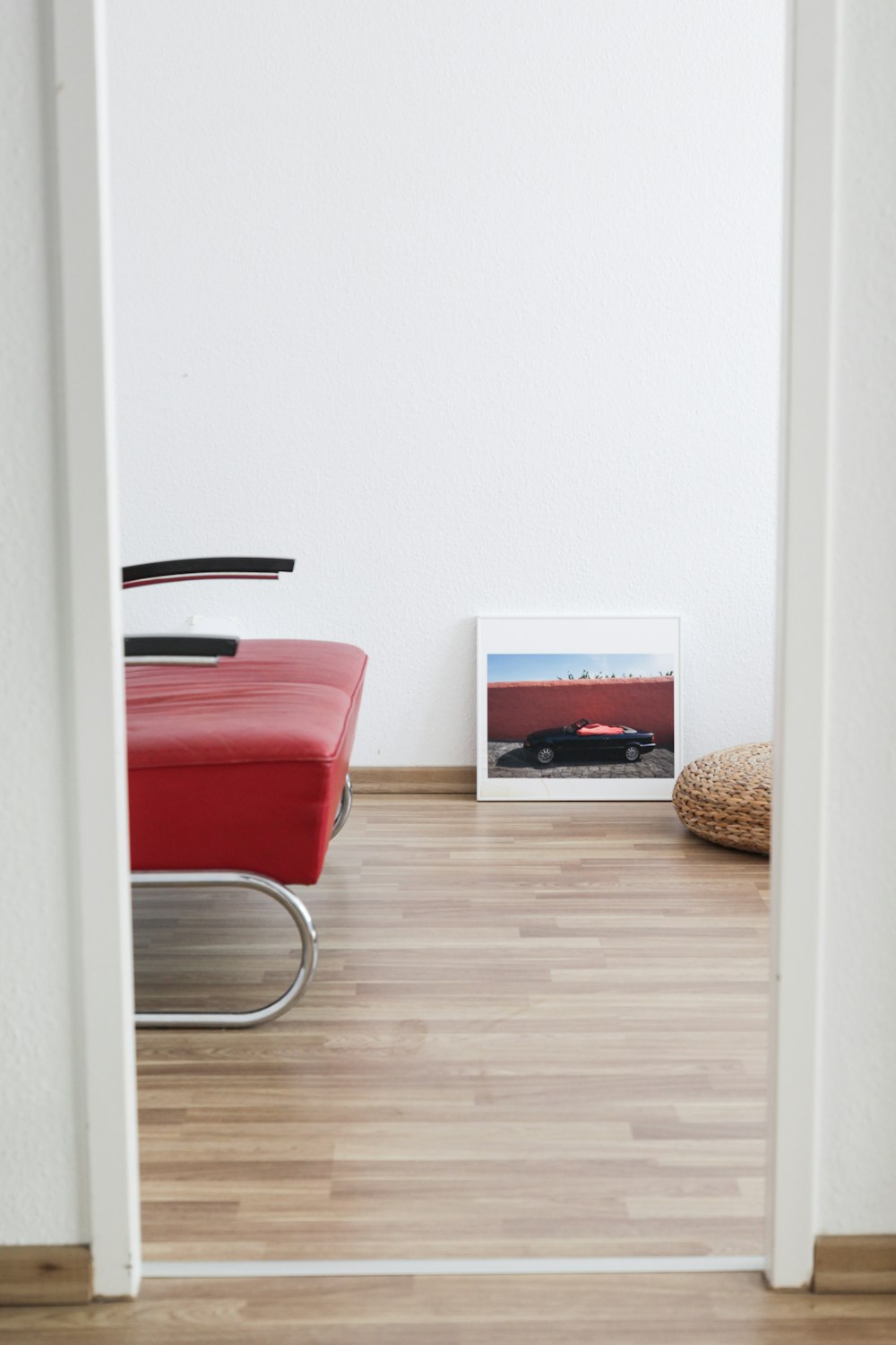 caixa vermelha e branca na mesa de madeira marrom