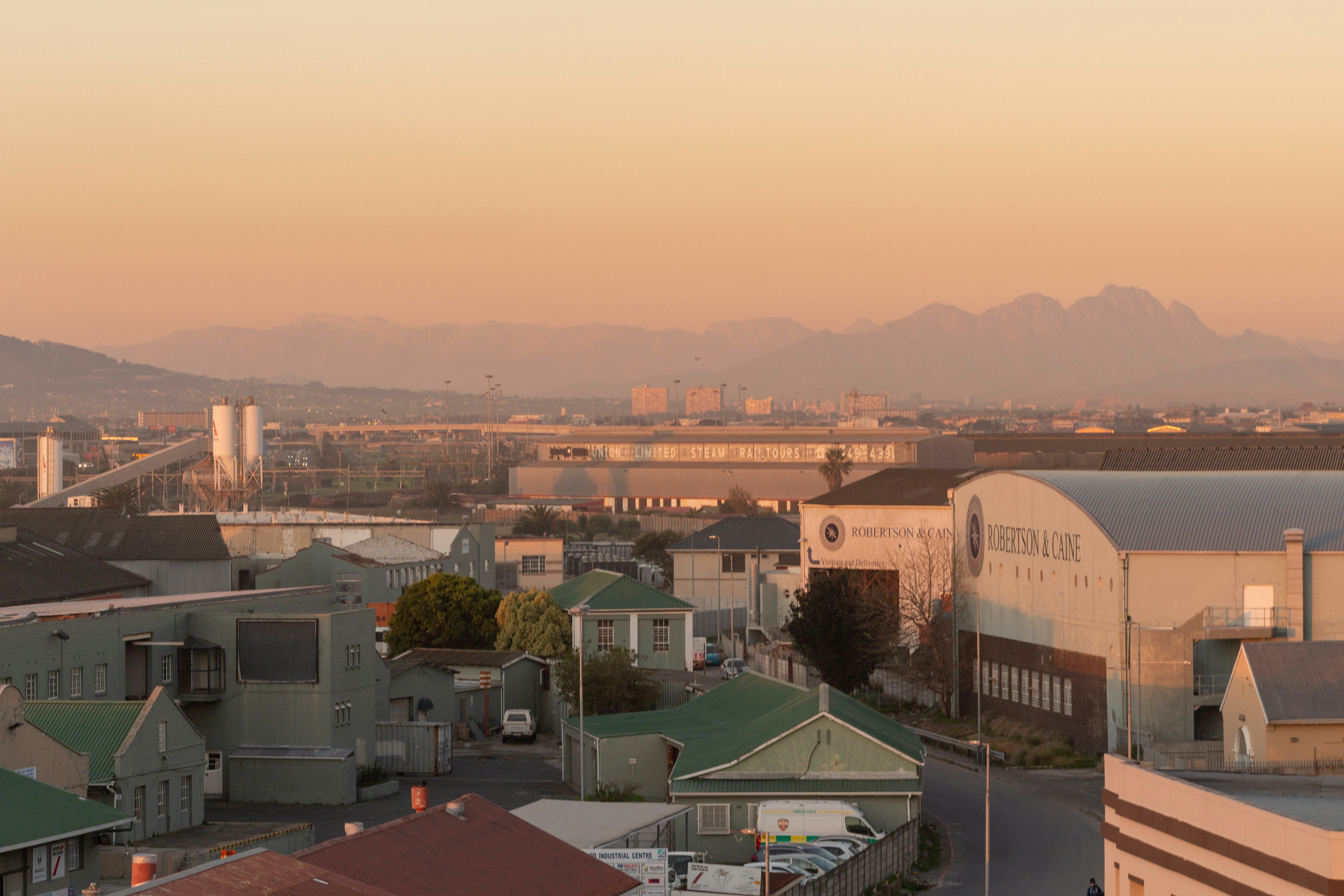 日中の都市の建物の航空写真