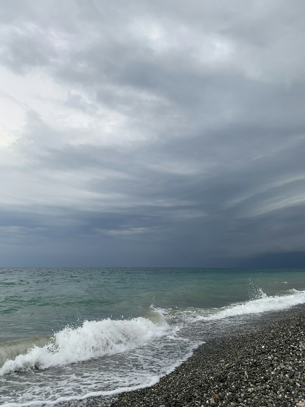 ocean waves crashing on shore during daytime