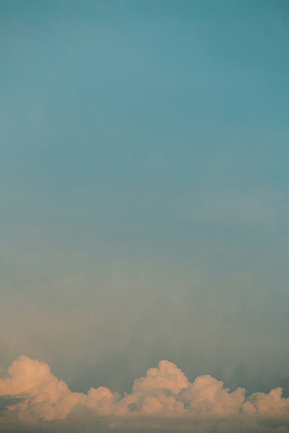 blauer Himmel mit weißen Wolken