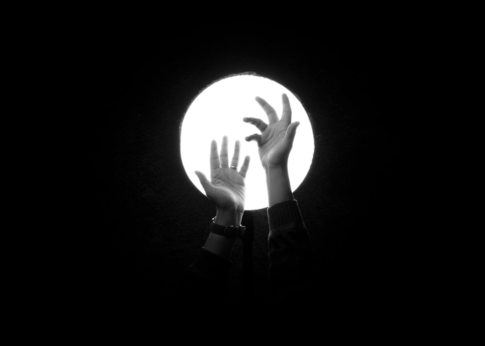 person holding white round light