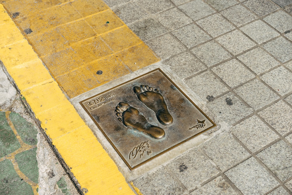 Chanclas marrones y negras sobre suelo de hormigón marrón