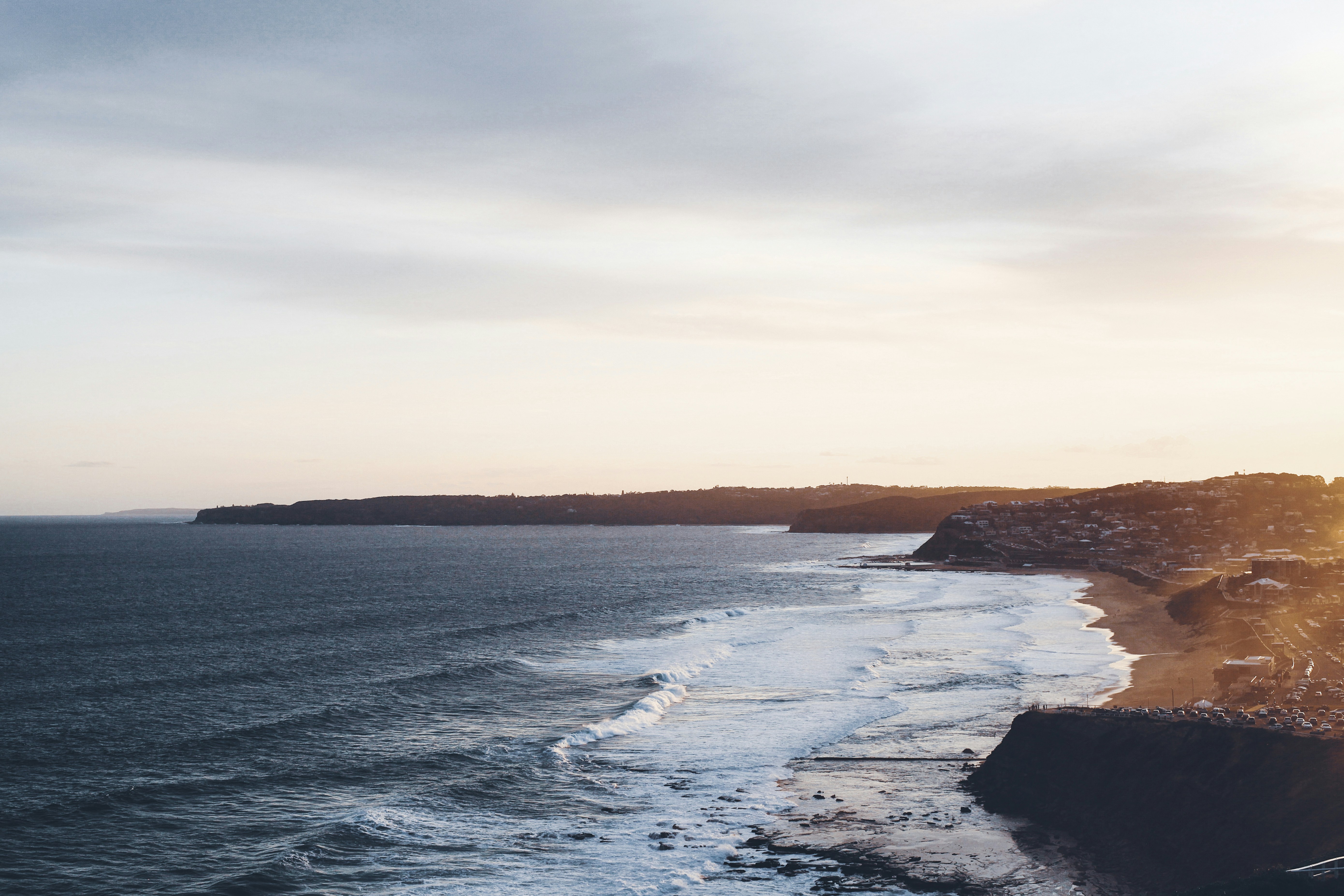 Onde dell'oceano che si infrangono sulla riva durante il giorno