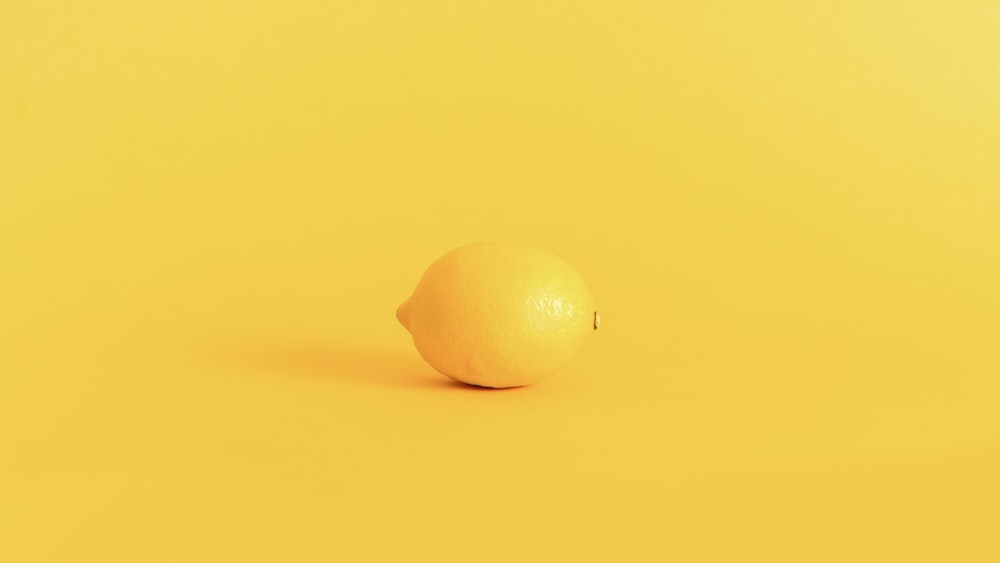 黄色い表面に黄色いレモンの実