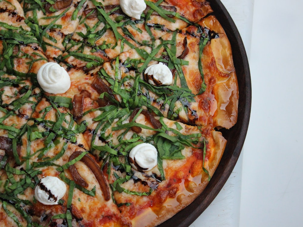 pizza com vegetais verdes e vermelhos