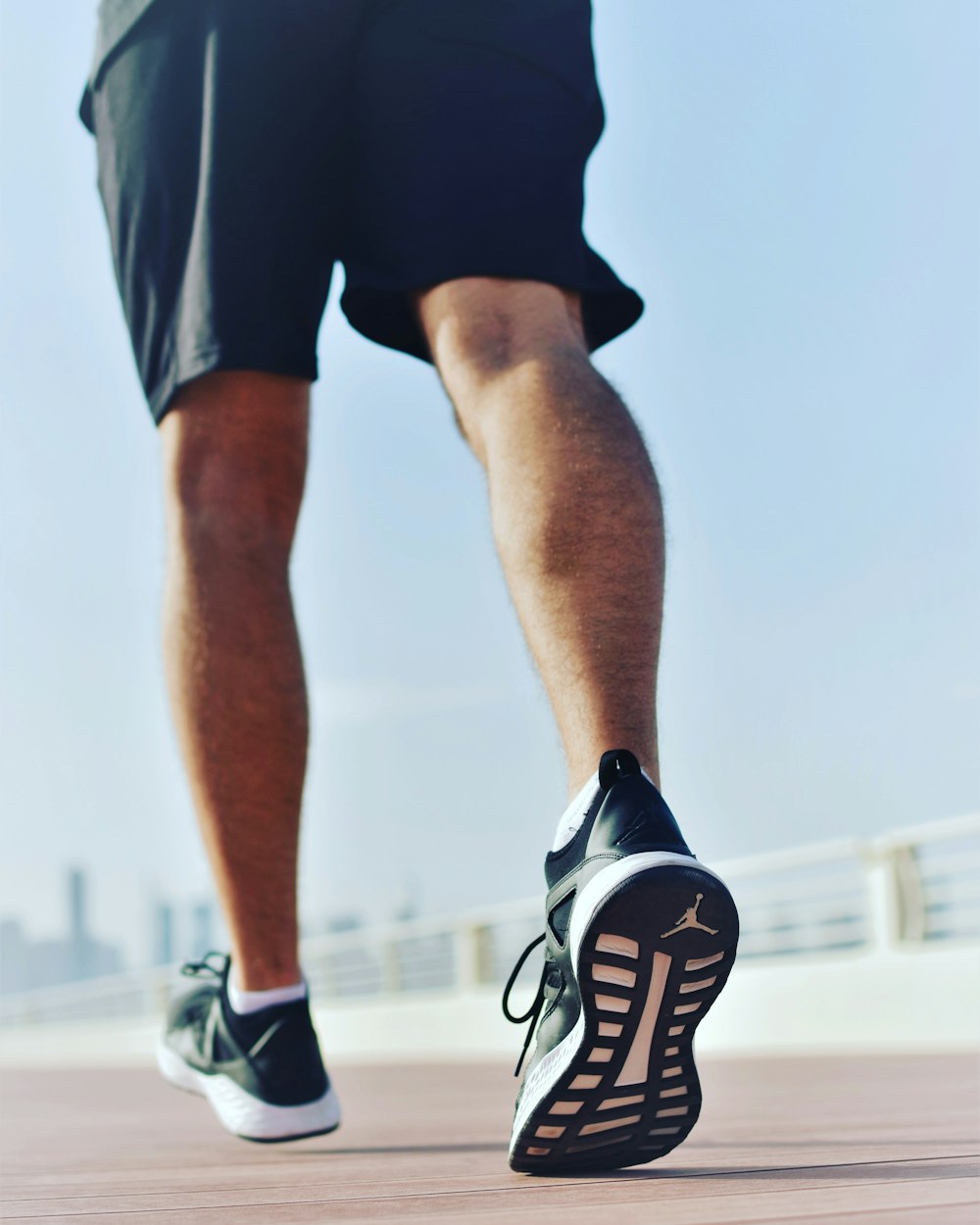 Foto Hombre con pantalones cortos Nike negros y zapatillas Nike blancas y  negras – Imagen Ropa gratis en Unsplash