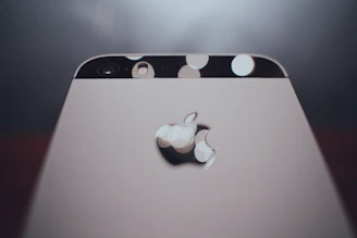 A close shot of Mobiqeo’s quality check badge on a phone, symbolizing thorough inspection and authenticity assurance.