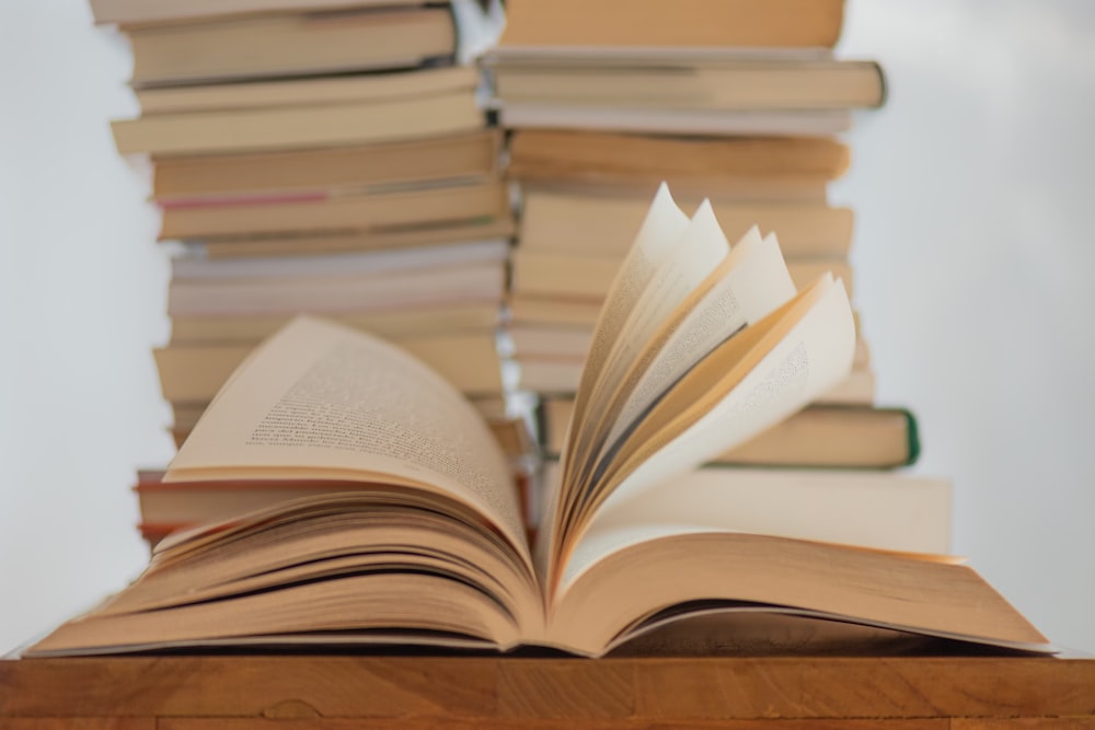 Livre blanc sur table en bois marron