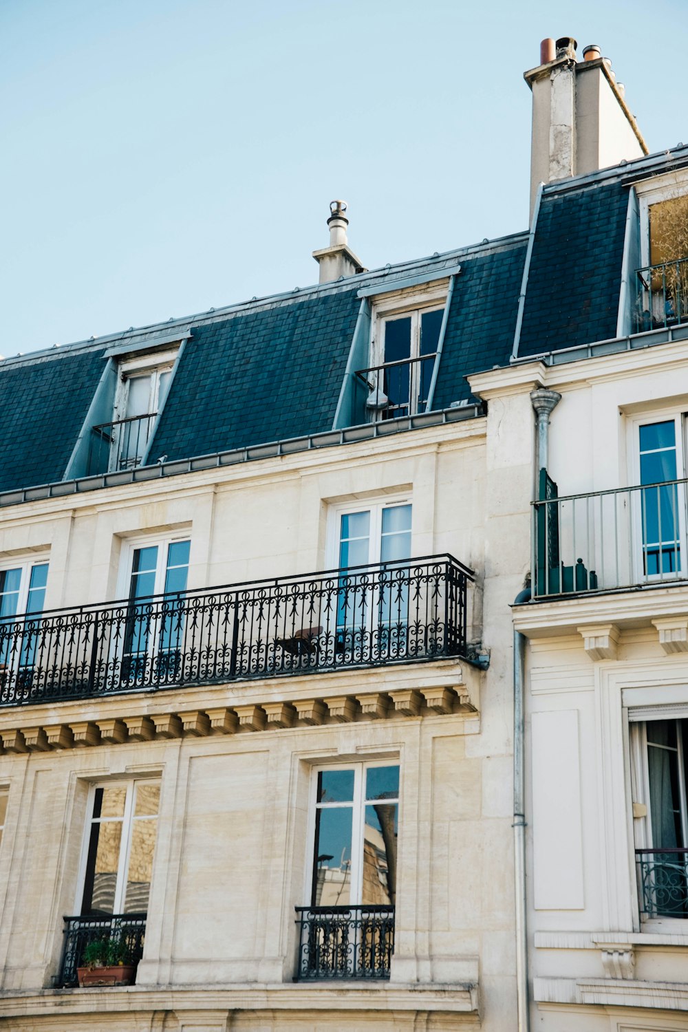 Bâtiment en béton beige avec fenêtre bleue