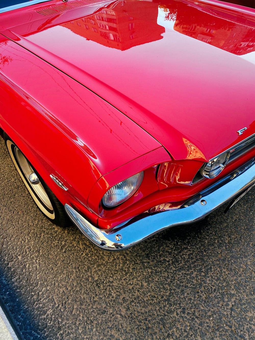 Rotes Auto auf grauer Asphaltstraße