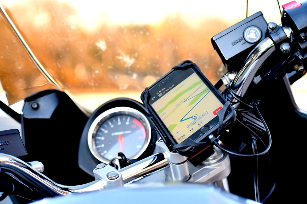Teléfono inteligente Android negro en el volante del automóvil