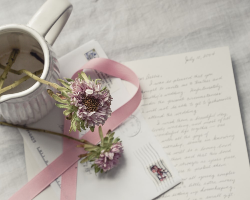 Ruban floral rose et blanc sur papier d’imprimante blanc