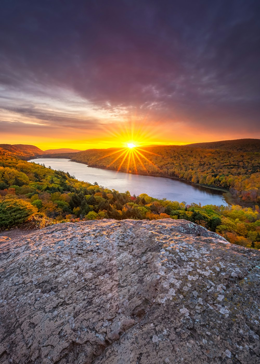 Grauer felsiger Berg bei Sonnenuntergang