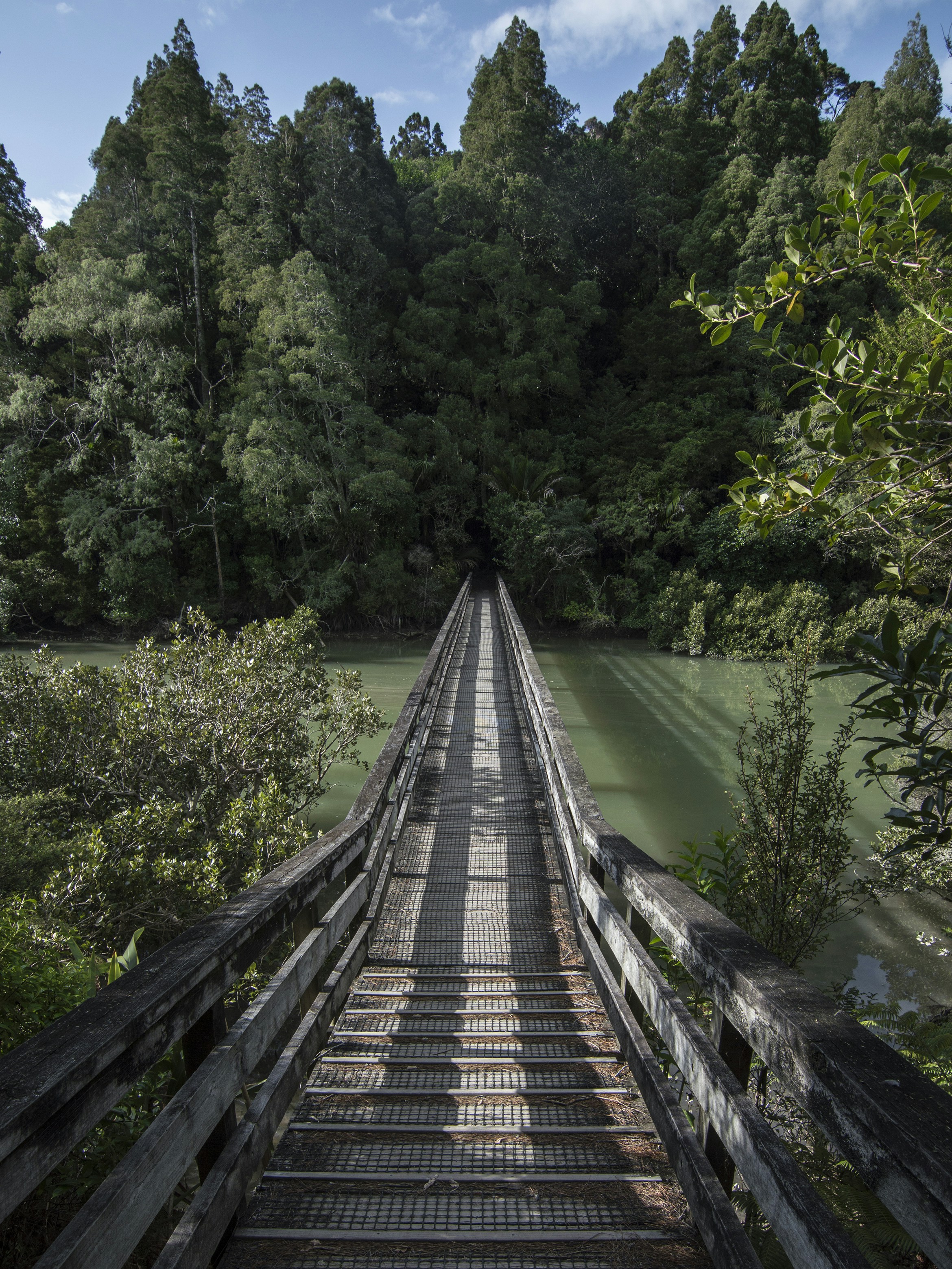 Pont en bois brun au-dessus de la rivière