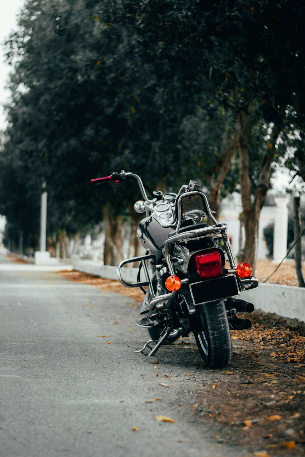 moto noire et rouge sur la route pendant la journée