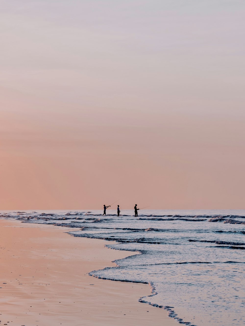 Person, die tagsüber am Strand steht