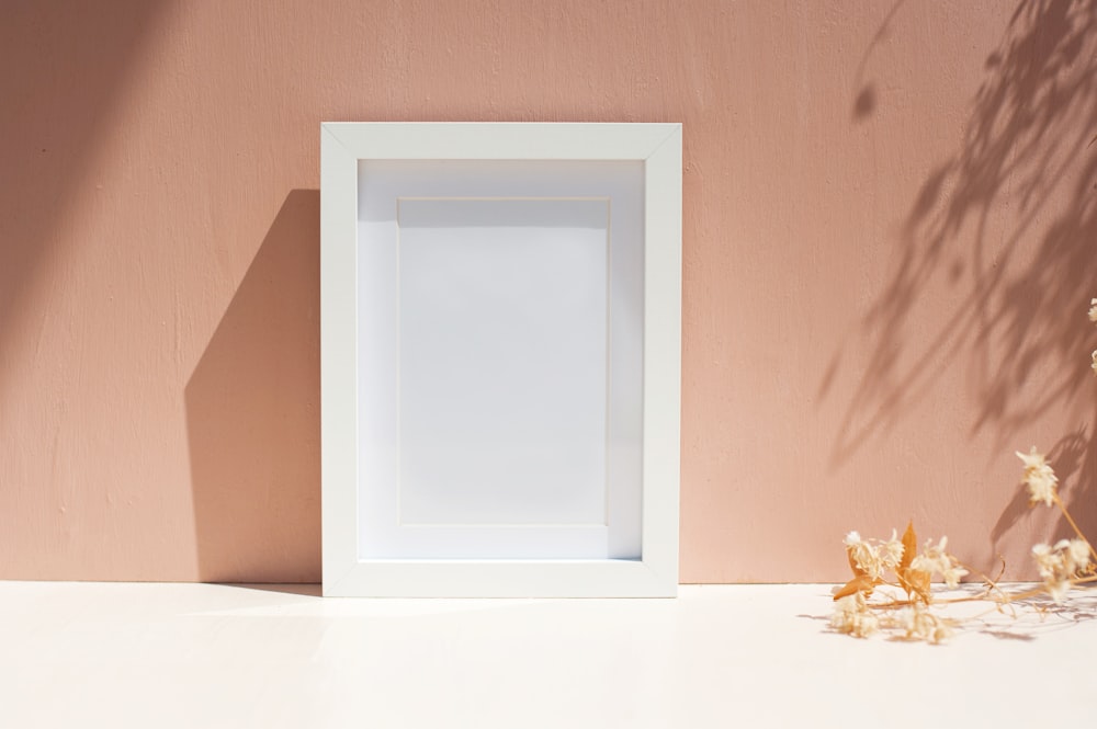 Fenêtre en verre encadrée en bois blanc