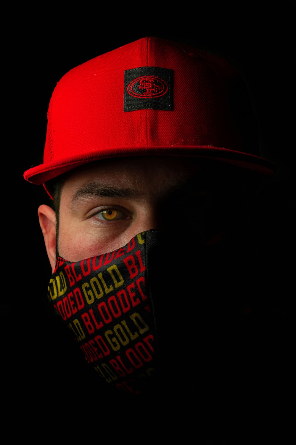 Foto hombre con sombrero rojo y amarillo – Imagen Máscara gratis en Unsplash