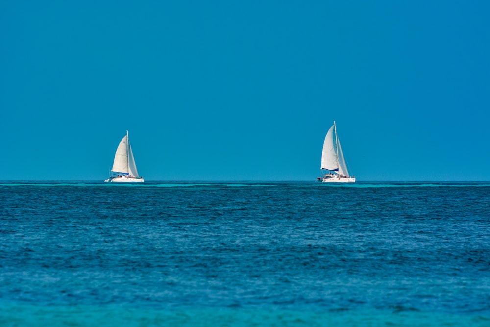 veleiro branco no mar sob o céu azul durante o dia