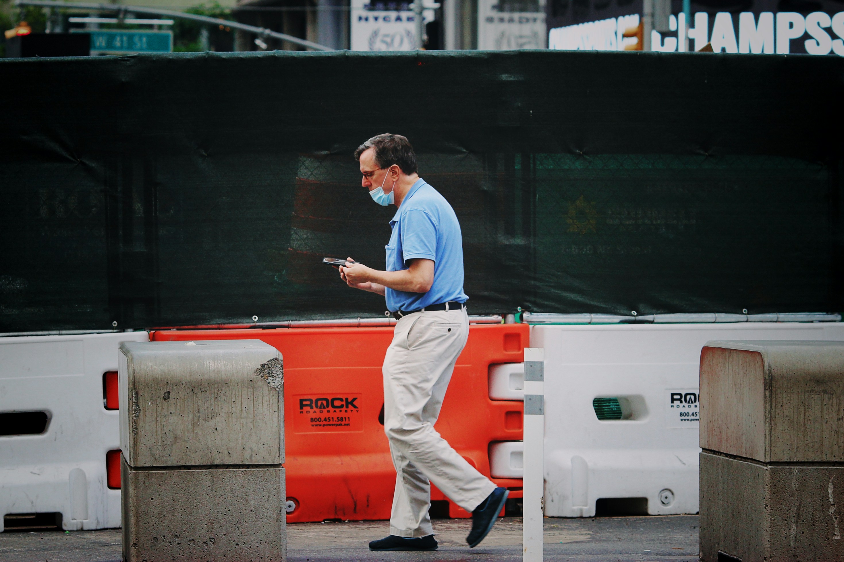 Persona revisando estadísticas deportivas en su celular antes de apostar