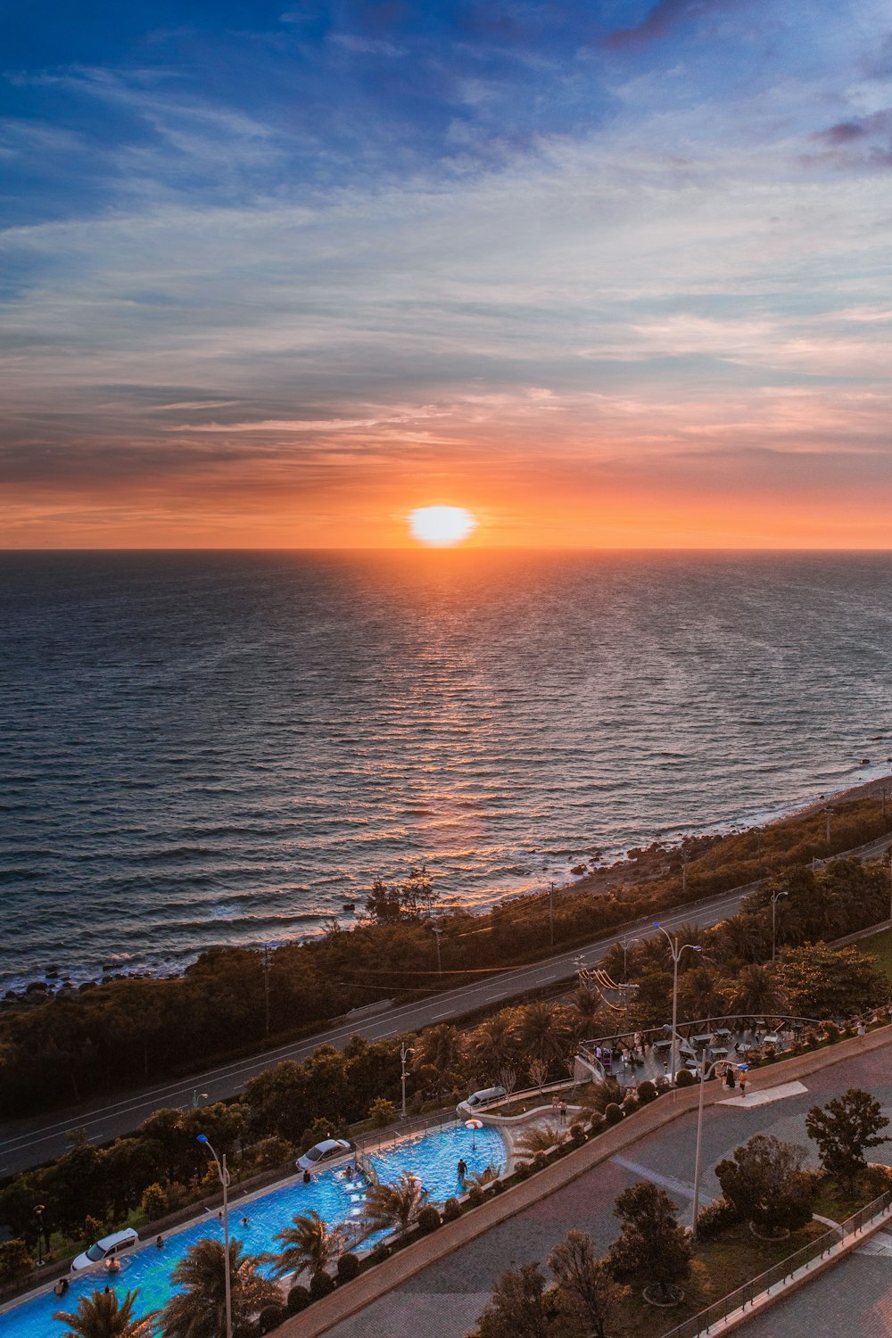 Edificios de la ciudad cerca del cuerpo de agua durante la puesta del sol