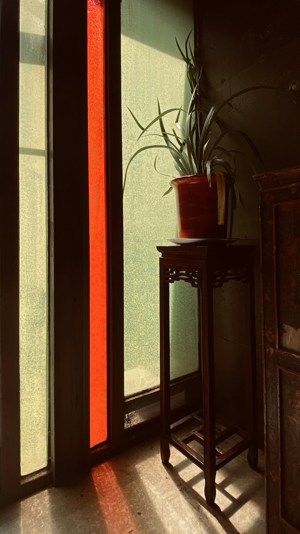 porta de vidro emoldurada de madeira marrom