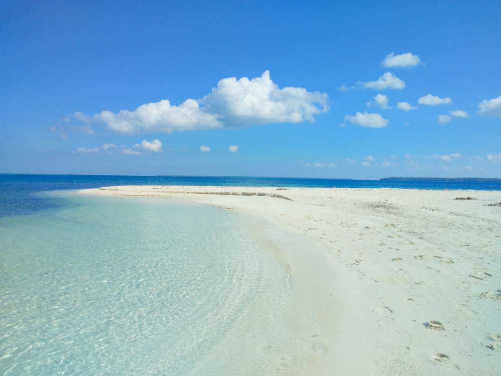 spiaggia di sabbia bianca sotto il cielo blu durante il giorno