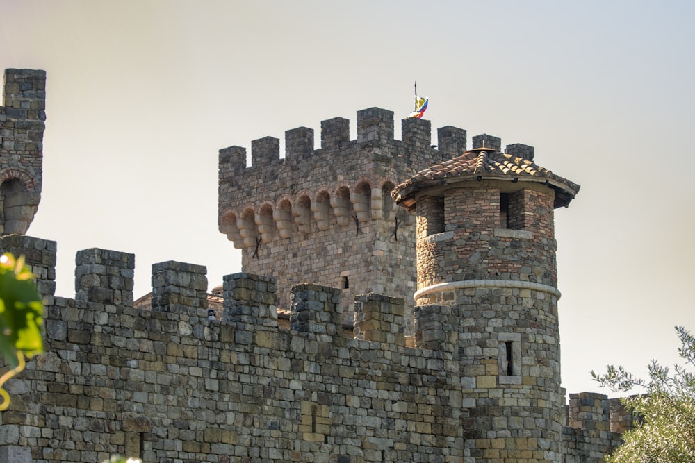 castelo de tijolo marrom sob o céu cinzento