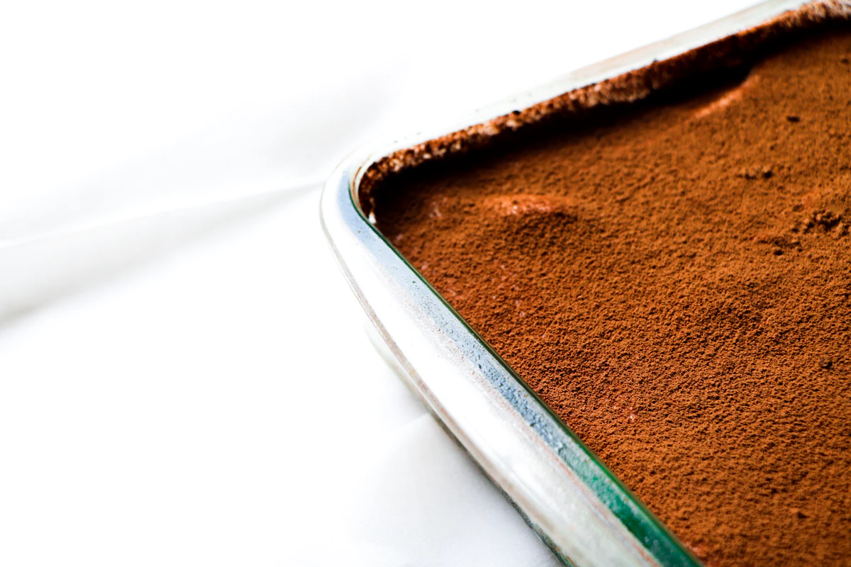 Tiramisu dalam wadah dengan taburan cokelat bubuk siap disajikan sebagai dessert box