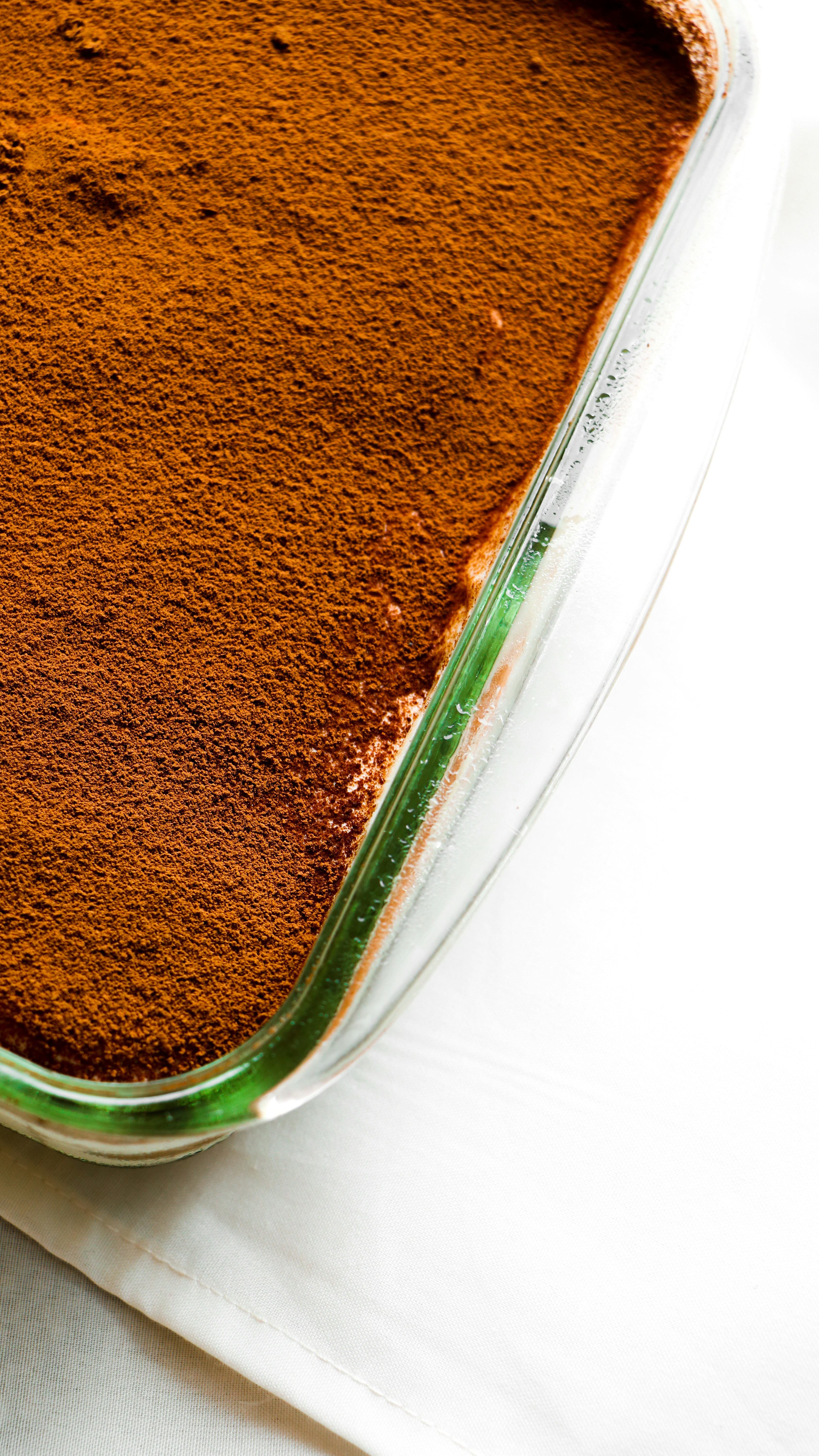 透明なプラスチック容器に入った茶色の粉末