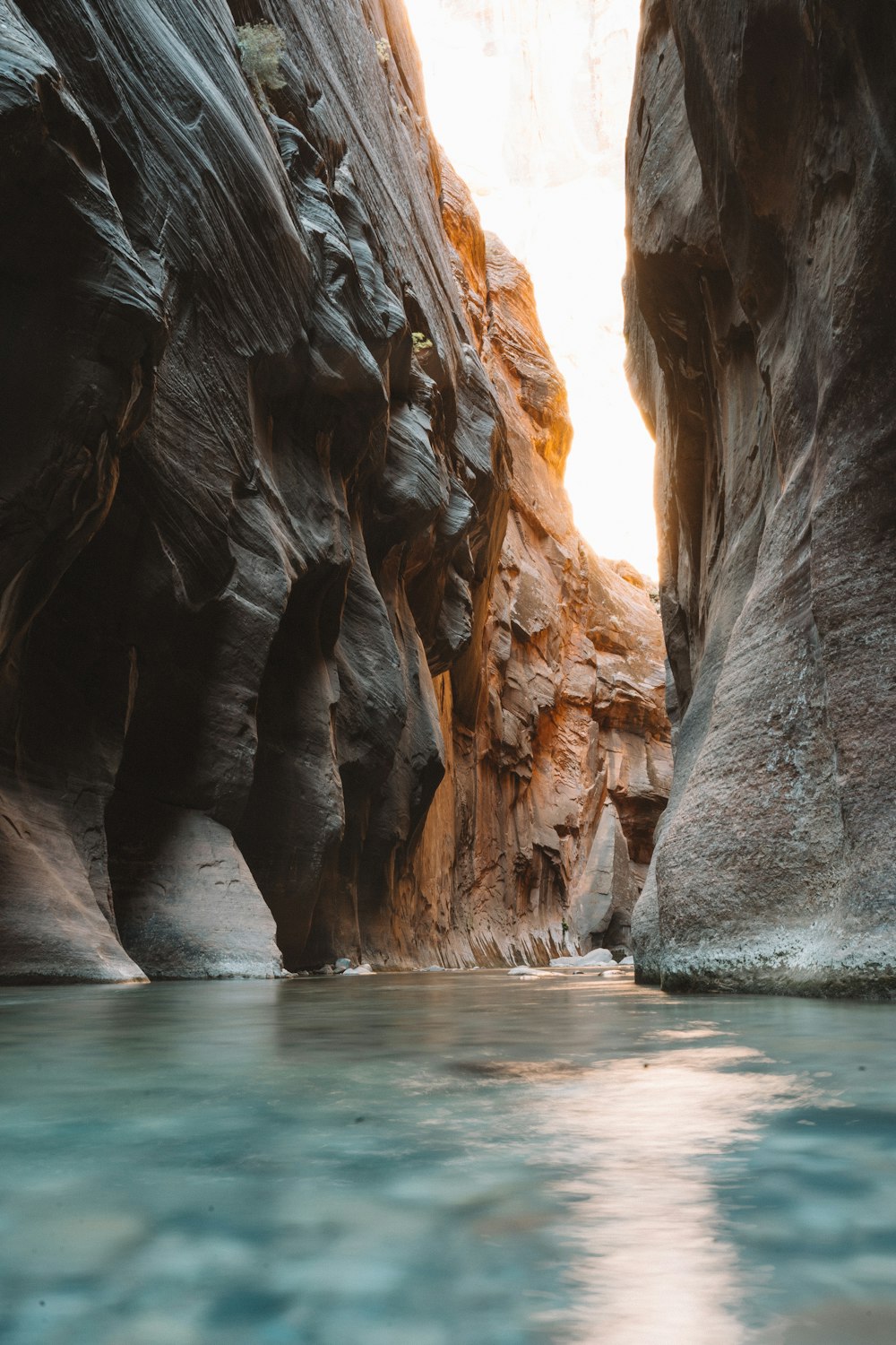 Formation de roche brune sur un plan d’eau pendant la journée