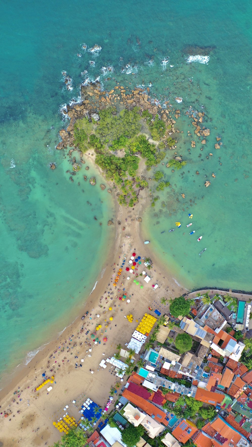 Vista aérea de la playa durante el día