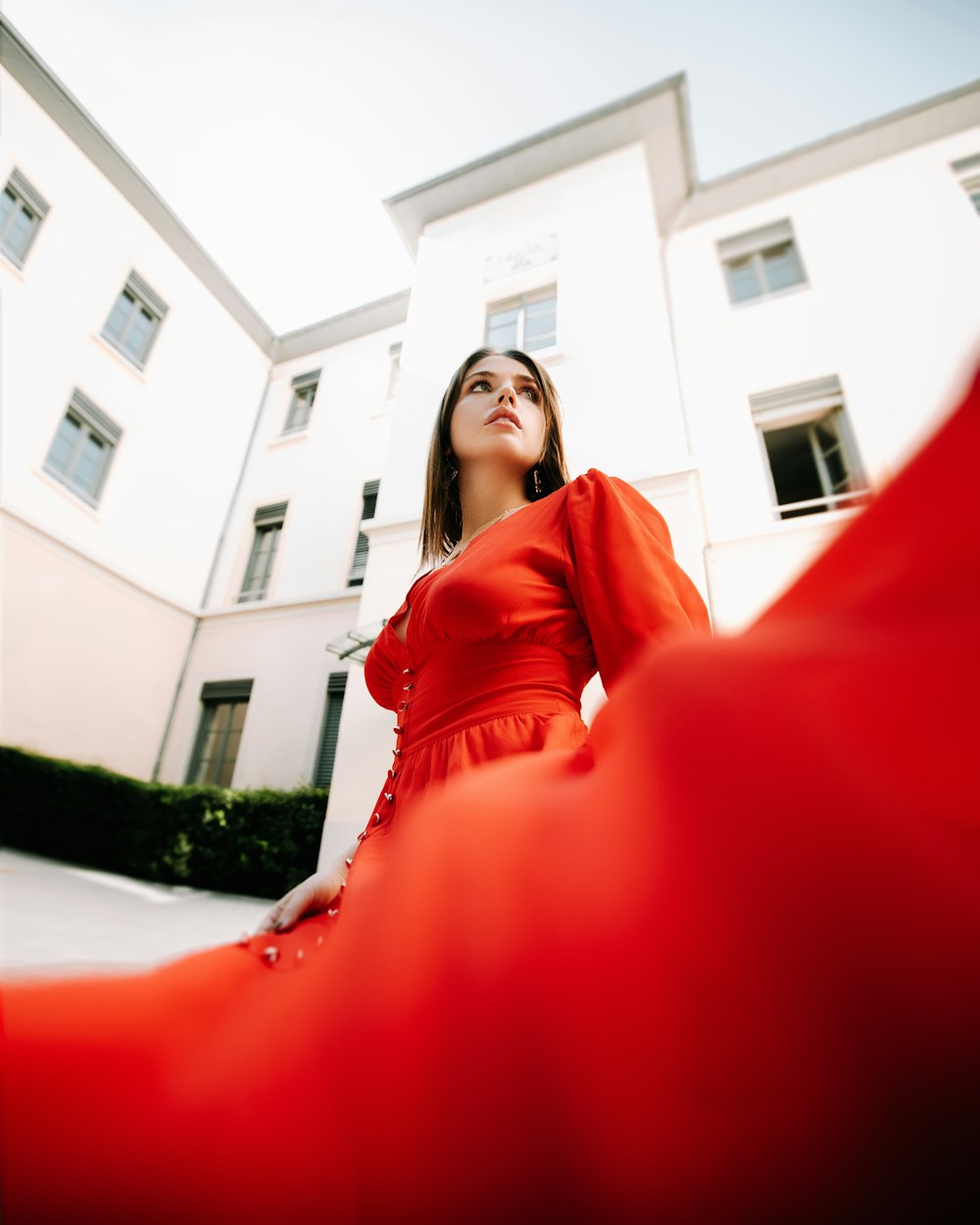 Mujer con vestido rojo de manga larga