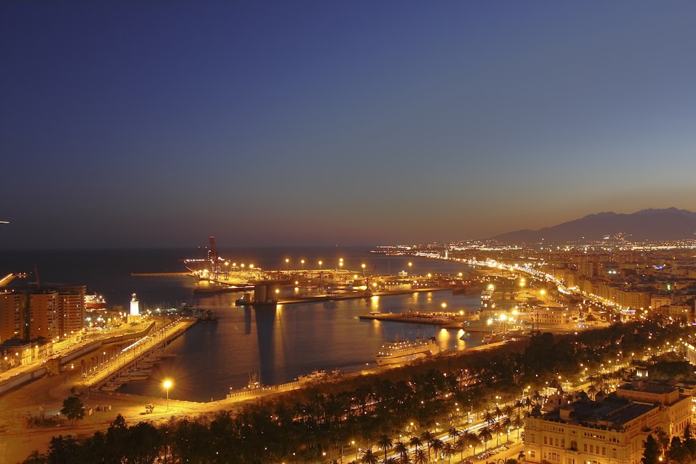 Skyline de la ville pendant la nuit