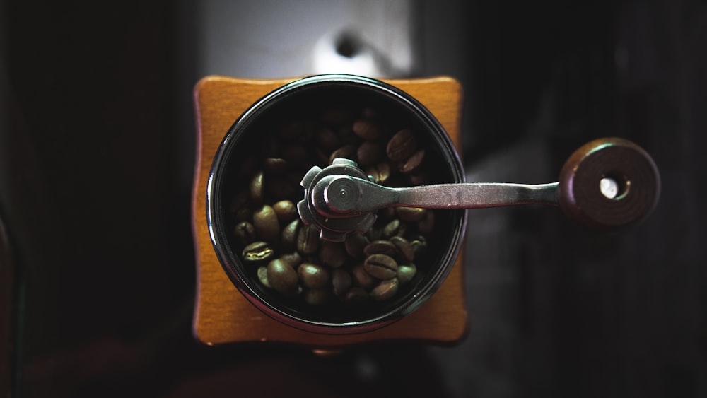 un moulin à café rempli de grains de café