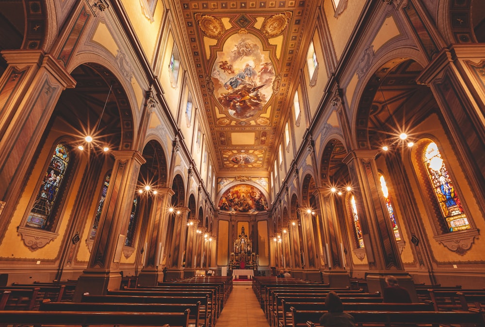 sedie in legno marrone all'interno della cattedrale