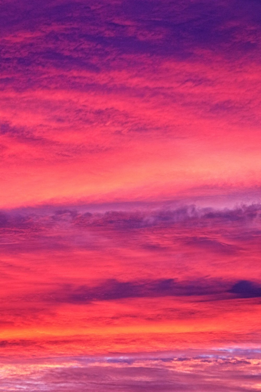 Nubes azules y naranjas durante la puesta de sol