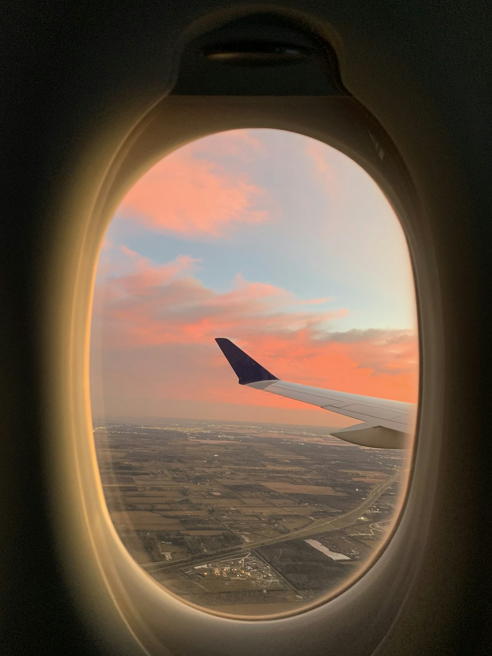 Flugzeugfenster Blick auf weiße Wolken während des Tages