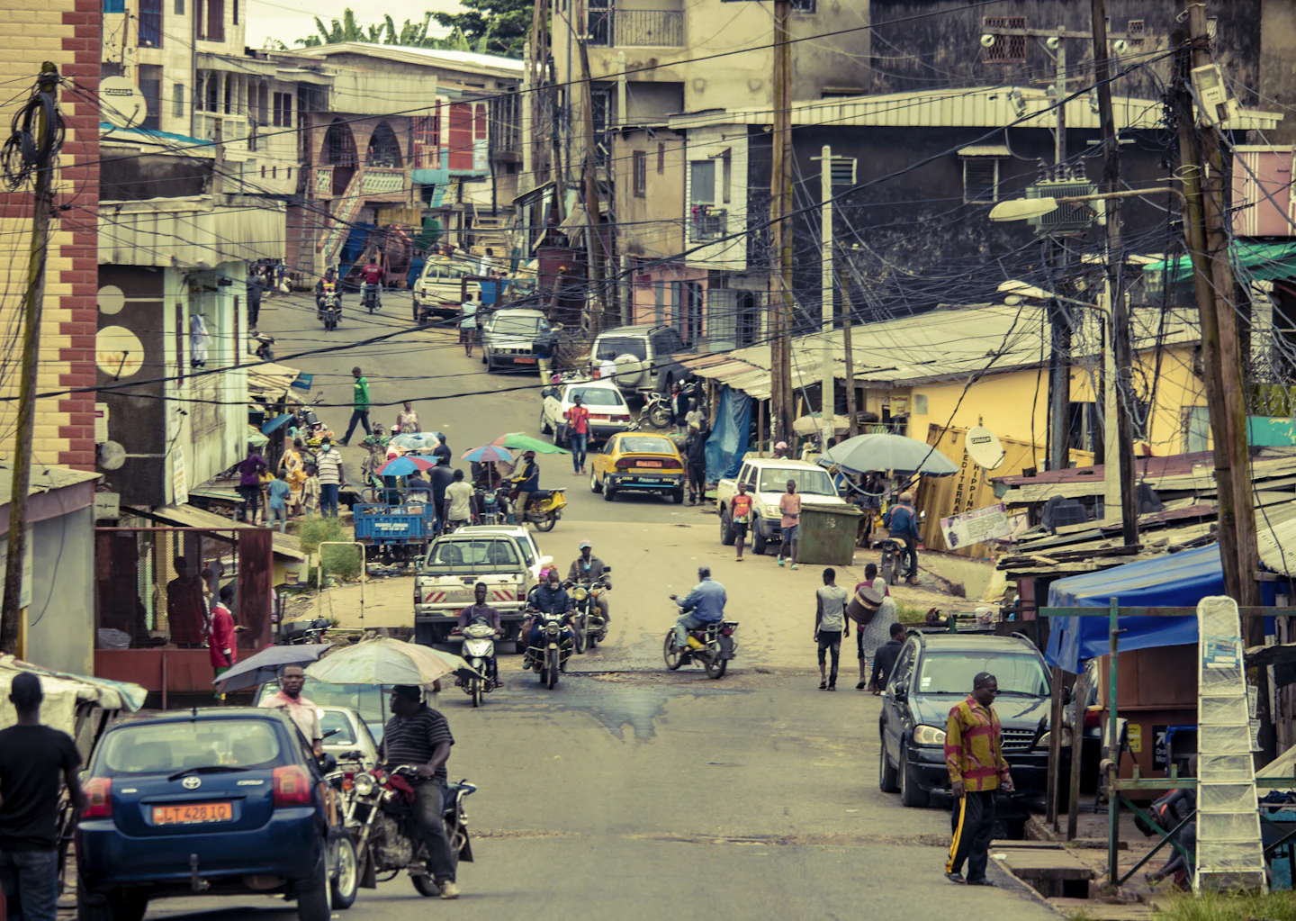 Scène de vie dans une rue animée de Douala