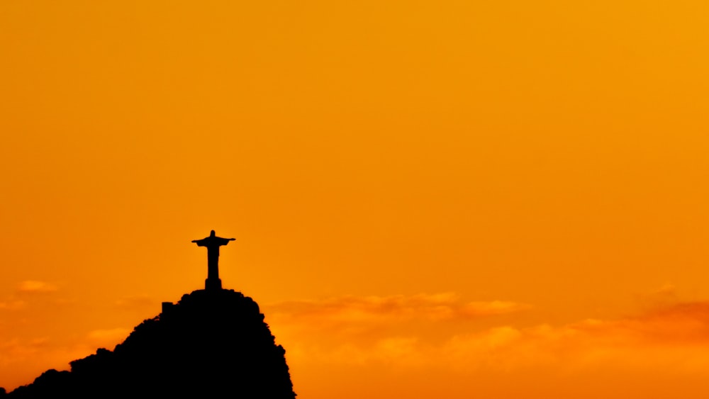 silhouette de croix au coucher du soleil