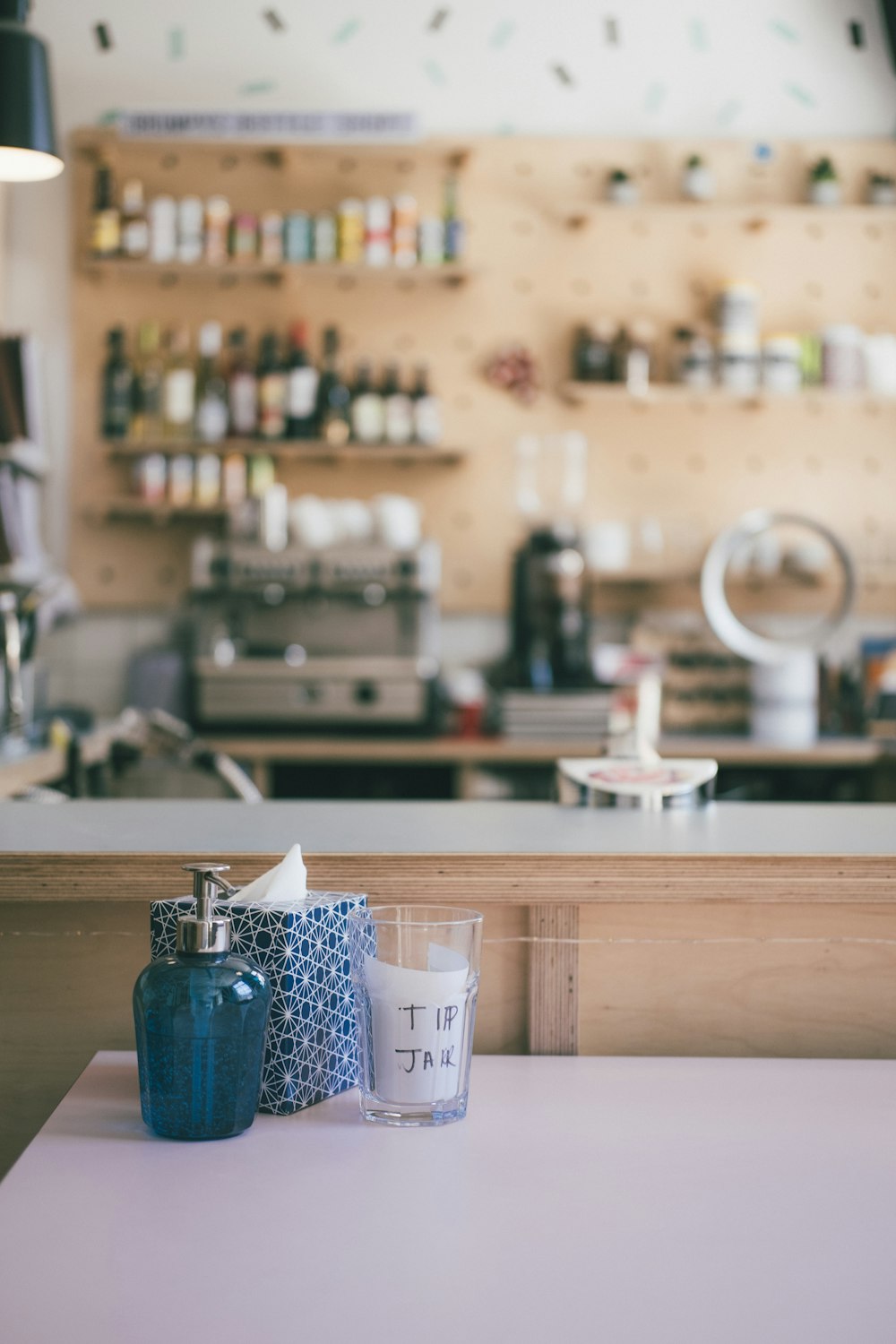 Tasse en céramique bleue sur table en bois marron