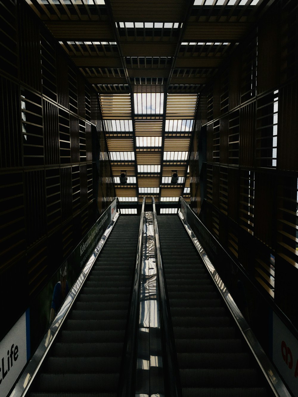 Escalera mecánica en blanco y negro en un edificio