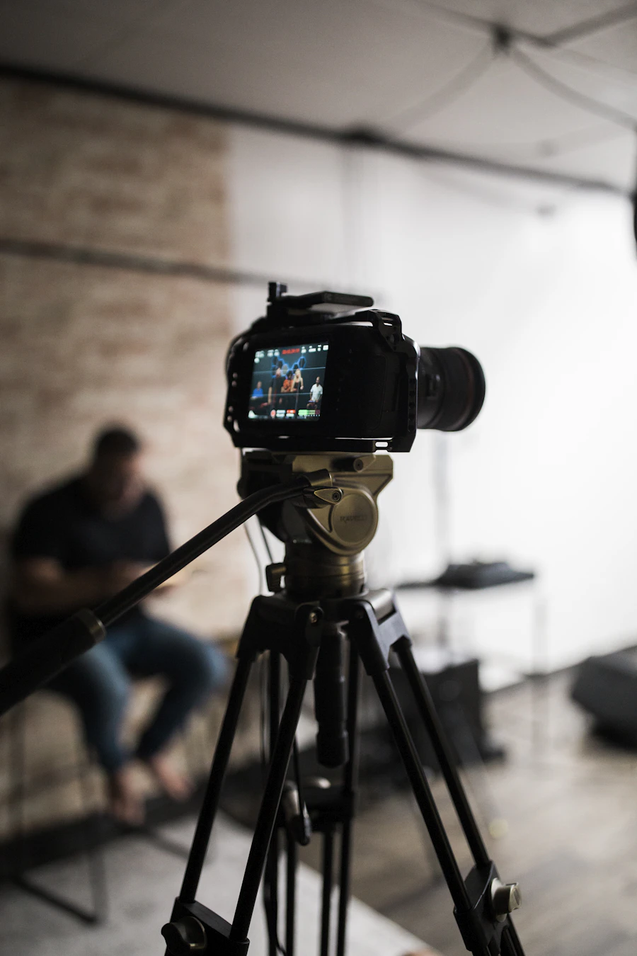 Producción audiovisual: cámara de video en set